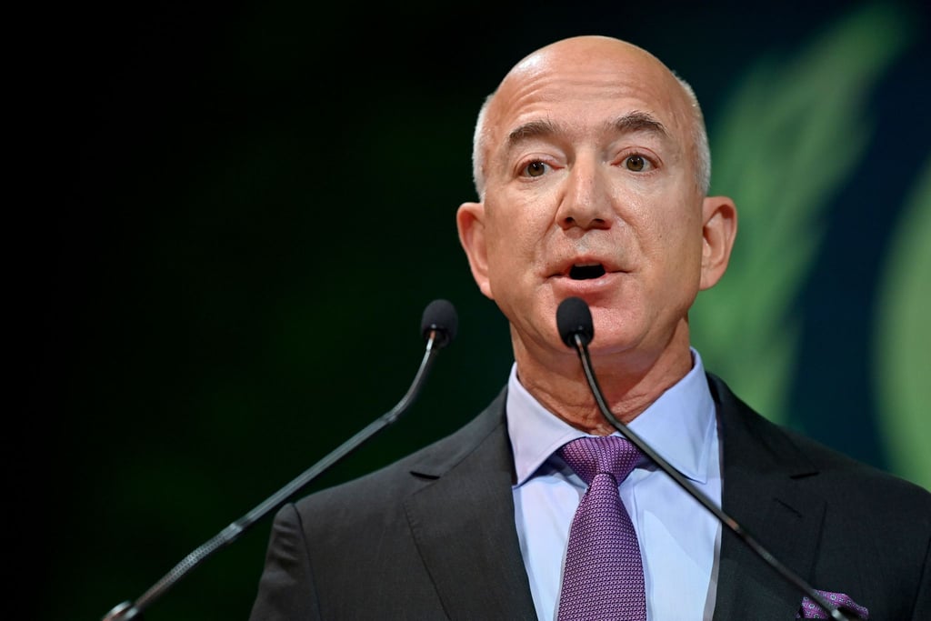 Bezos hatte die “Washington Post„ im vergangenen Jahr auf die traditionelle Wahlempfehlung im Rennen ums Weiße Haus verzichten lassen.