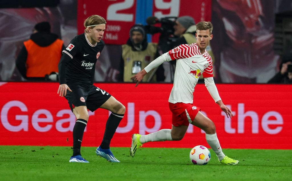 Jens Petter Hauge (l) verlässt Eintracht Frankfurt.