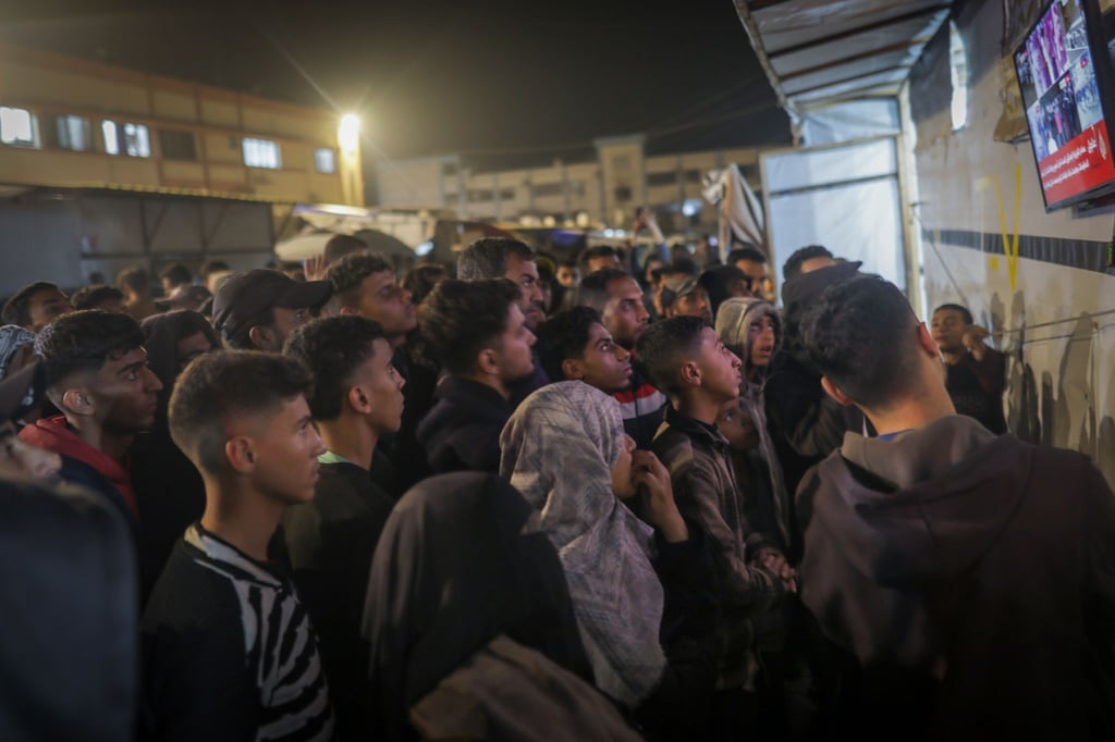 Menschen im Gazastreifen warten auf die Verkündung eines Waffenruheabkommens zwischen der Hamas und Israel.