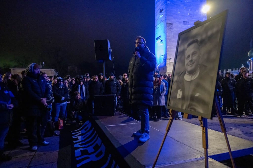 Hertha-Präsident Fabian Drescher spricht auf der Gedenkveranstaltung für seinen Vorgänger Kay Bernstein.