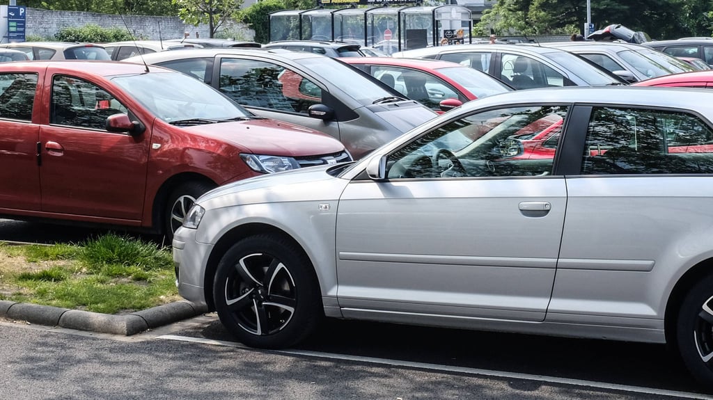 Der Parkplatz eines Einkaufsmarktes.
