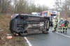 Das umgekippte Unfallauto auf der B 87 nahe Bad Kösen am Donnerstagmittag.