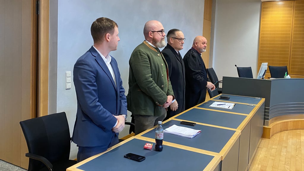 AfD-Spitzenpolitiker im Gericht: Jan Wenzel Schmidt, Hans-Thomas Tillschneider, Martin Reichardt und Rechtsanwalt Christian Hecht.