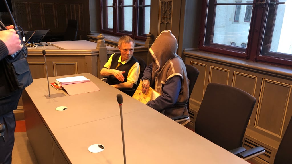 Im Prozess am Landgericht muss sich ein 37-Jähriger wegen Vorbereitens einer schweren staatsgefährdenden Gewalttat verantworten. Links sein Verteidiger Thomas Jauch.
