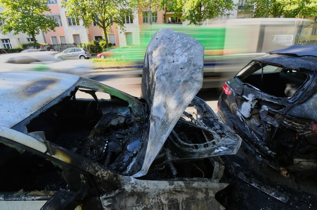 422 Ermittlungsverfahren der Berliner Polizei zu Brandstiftungen an Autos gab es im Jahr 2024. (Archivbild)