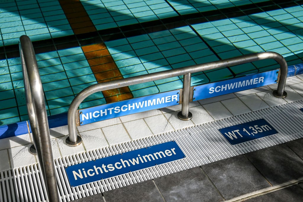 In einer Schwimmhalle in Strausberg gab es einen Chlorgas-Unfall. (Symbolbild)