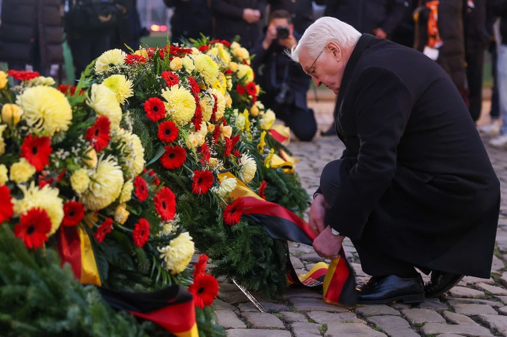 Der Bundespräsident legte einen Kranz an der Johanniskirche nieder.