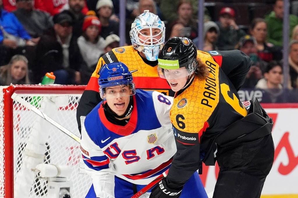 Norwin Panocha (r) spielt wieder für die Eisbären Berlin.