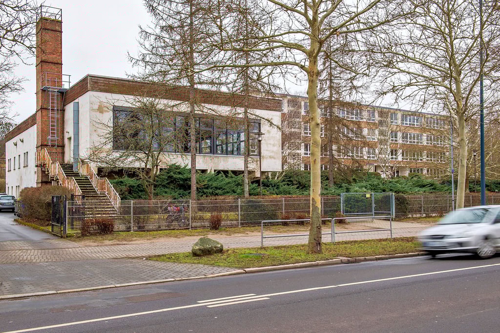 Die Naumburger Albert-Schweitzer-Schule mit der derzeit gesperrten Aula (links): Was wird mit ihr ab dem Jahr 2028 wohl geschehen?