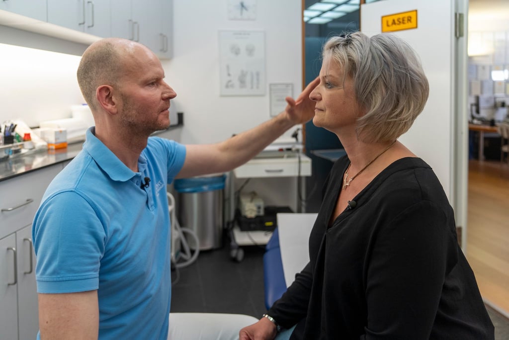 Hautarzt Dr. Christoph Liebich mit einer Patientin in der Doku „Mein Körper. Meine Haut“.