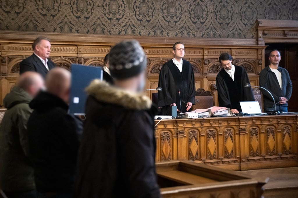 Die Angeklagten stehen wegen schwerer Brandstiftung und gefährlicher Körperverletzung vor dem Landgericht Bremen.