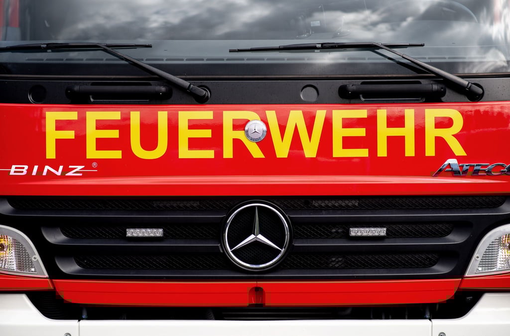 Wegen eines brennenden Kleintransporters waren Feuerwehrleute auf der A2 in der Region Hannover im Einsatz. (Symbolbild)