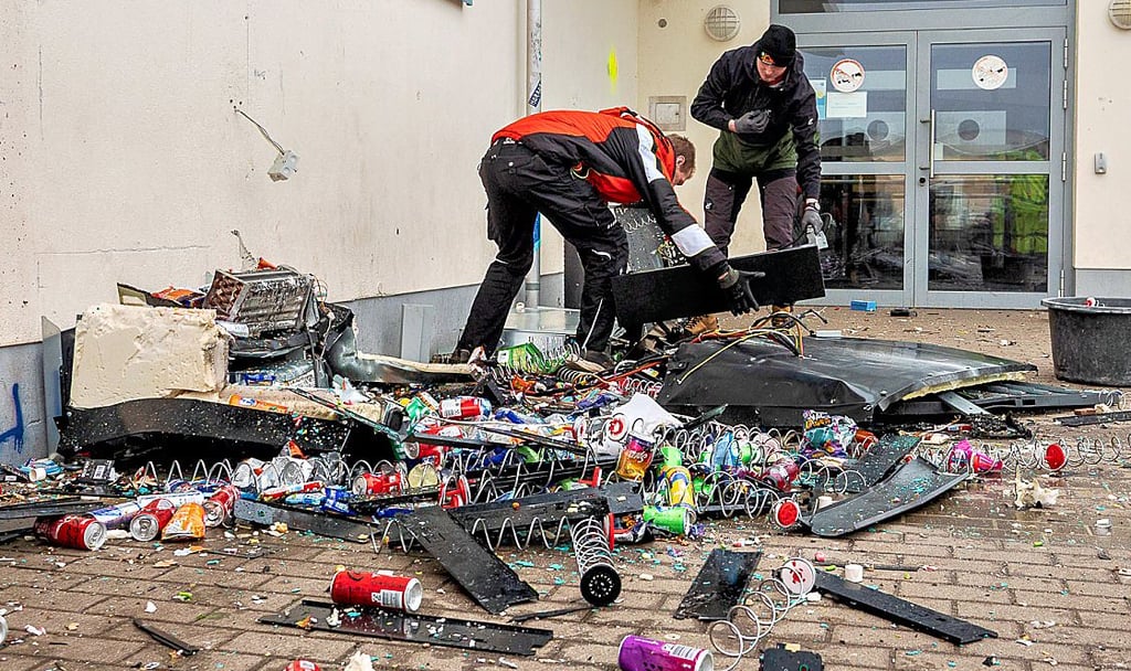 Ein Bild der Verwüstung: Der Snackautomat an der Eintracht-Sporthalle in Gommern wurde vergangene Nacht gesprengt. Vertreter des Eigentümers waren den Vormittag damit beschäftigt, die Trümmer des Automaten wegzuräumen. Der Busverkehr für die Schüler des anliegenden Gymnasiums war in dieser Zeit eingeschränkt, da Teile des Automaten bis in die Wendeschleife flogen, die daher gesperrt werden musste.