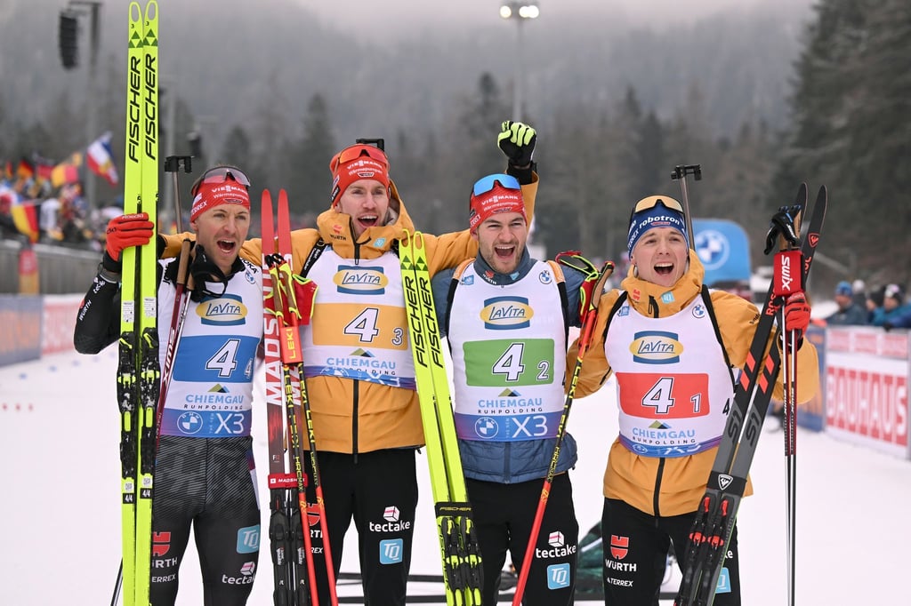 Die deutschen Biathleten freuen sich über den ersten Staffelpodestplatz des Winters.