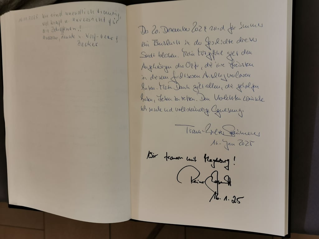 Der Eintrag von Frank-Walter Steinmeier und Reiner Haseloff in das Kondolenzbuch der Stadt Magdeburg.
