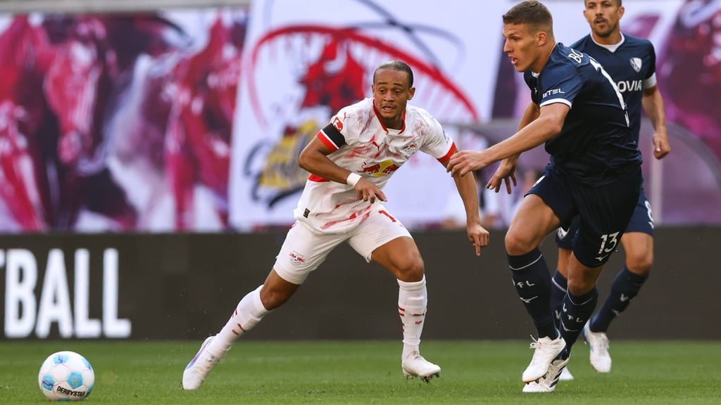 Xavi Simons (l.) im Hinspiel gegen Bochum am 1. Spieltag der Fußball-Bundesliga.
