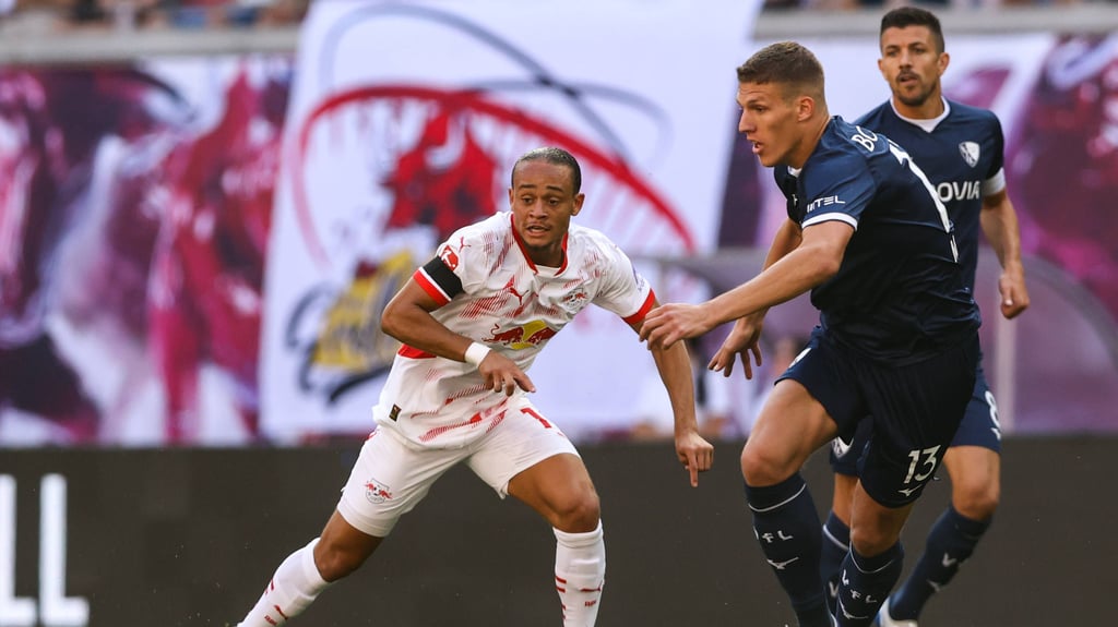 Xavi Simons (l.) im Hinspiel gegen Bochum am 1. Spieltag der Fußball-Bundesliga.