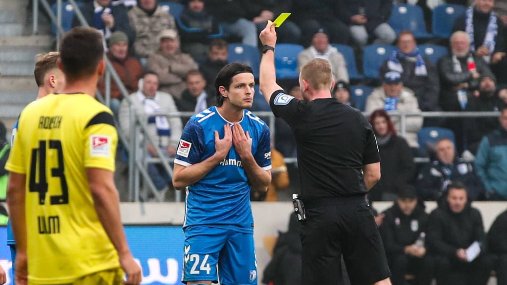 Schiedsrichter Lars Erbst pfiff den 1. FC Magdeburg zuletzt im Heimspiel gegen den SSV Ulm. Hier zeigt er Jean Hugonet die Gelbe Karte.