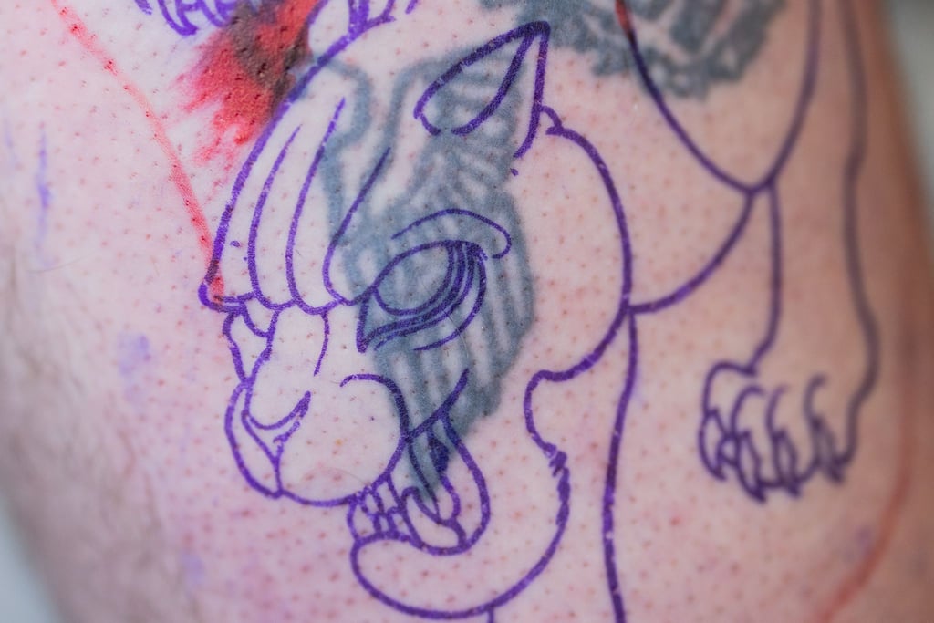In einem Tattoo-Studio in Siegen werden Reichsadler, Hakenkreuze und andere Hass-Symbole kostenlos mit neuen Tattoos übermalt.