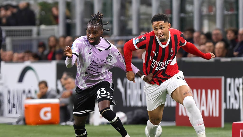 Noah Okafor (AC Mailand/r.) kämpft im Mittelfeld um den Ball.