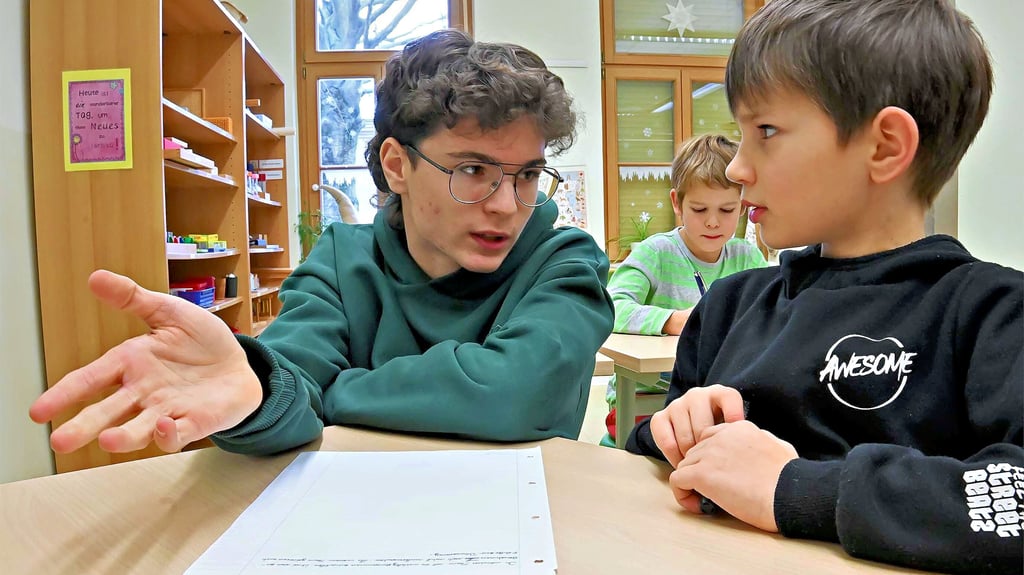 Was macht ein gutes Team aus? Malte Bormann (links) im Gespräch mit Grundschüler Jann Dering.