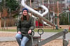 Grünen-Stadträtin Madeleine Linke verbringt mit ihrem Kind viel Zeit auf dem Spielplatz Hegelstraße in Magdeburg.