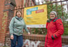 Sylvia Watzek und Birgit Schmidt (re.) am Quartiersbüro in der Radegaster Straße 1.