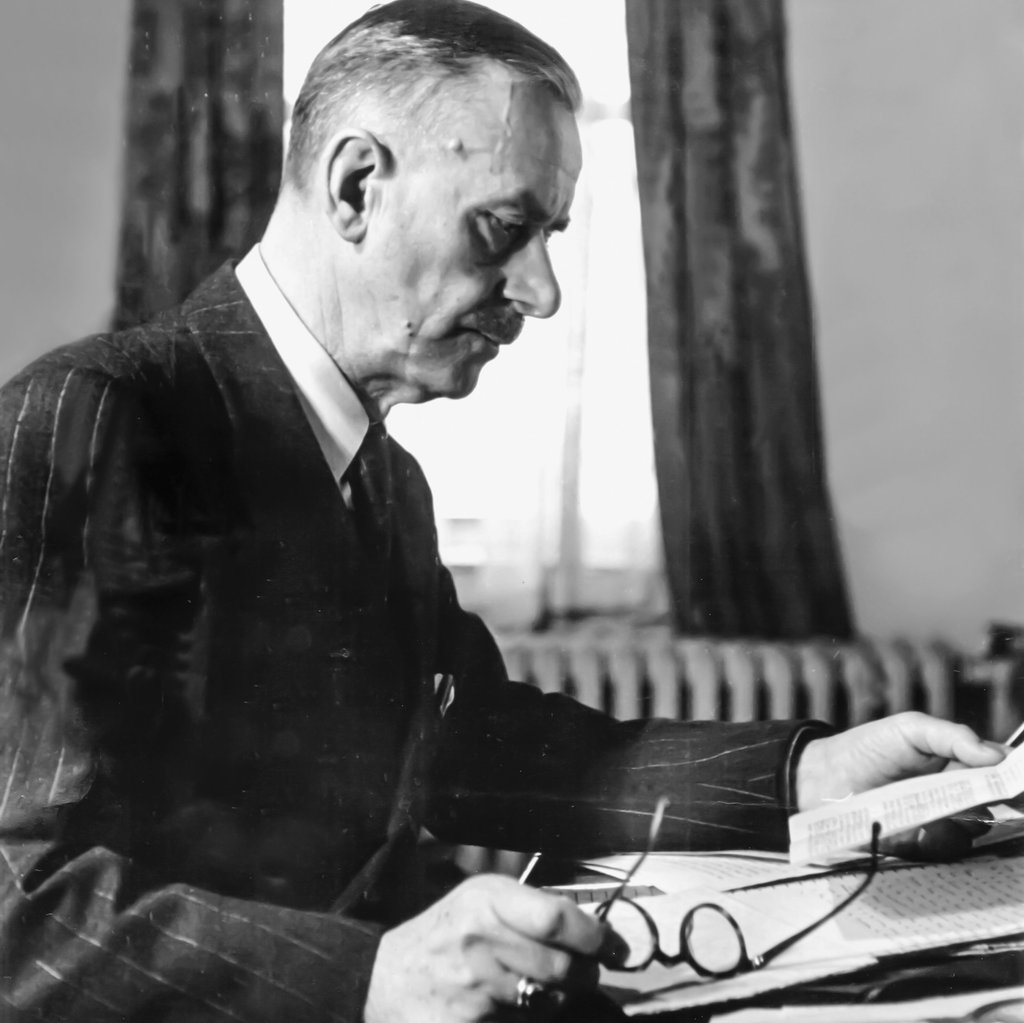 Immer im Dienst: Die undatierte Aufnahme zeigt den Schriftsteller Thomas Mann an seinem Schreibtisch. 2025 wird er mit einem Festjahr gefeiert.