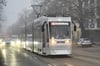 Blick auf eine Straßenbahn der Linie 1 in Magdeburg-Sudenburg. 