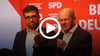 Bundeskanzler Olaf Scholz, hier mit dem SPD-Direktkandidaten für Halle, Eric Eigendorf, absolviert am Freitag einen Wahlkampfauftritt im Steintor in Halle.