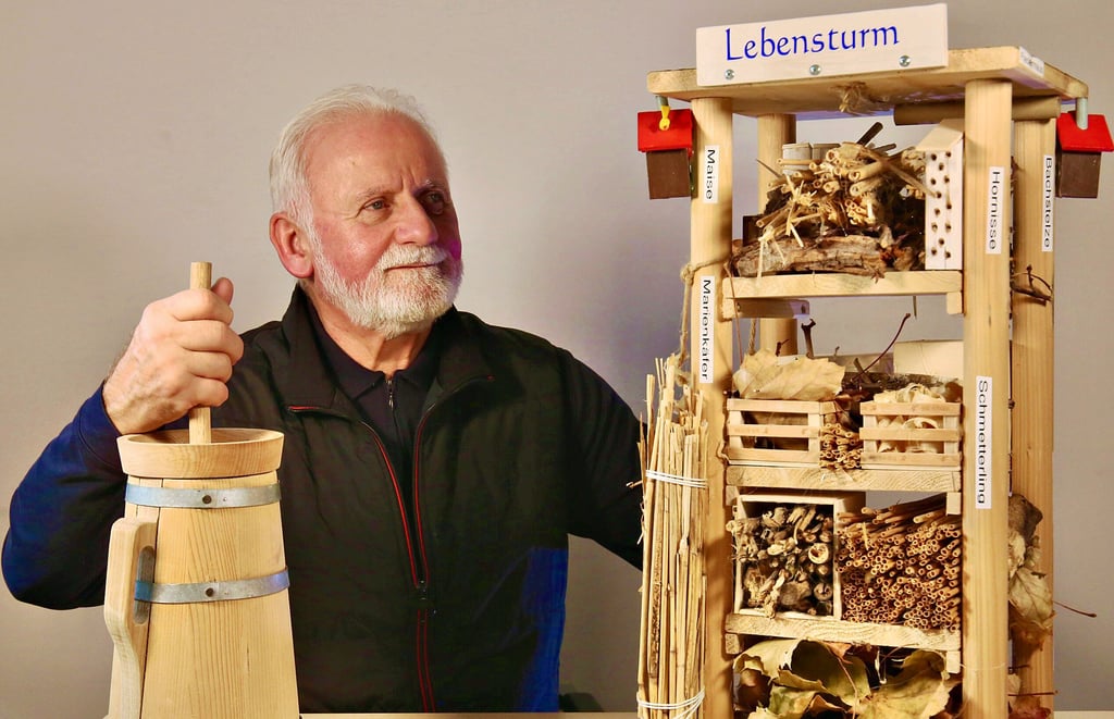 Frank Larisch verabschiedet sich auf Raten: Zahlreiche Lebenstürme für Insekten hat er in den zurückliegenden drei Jahrzehnten mit seinen Mitarbeitern gebaut. Aber auch das traditionelle Handwerk lag und liegt ihm am Herzen.