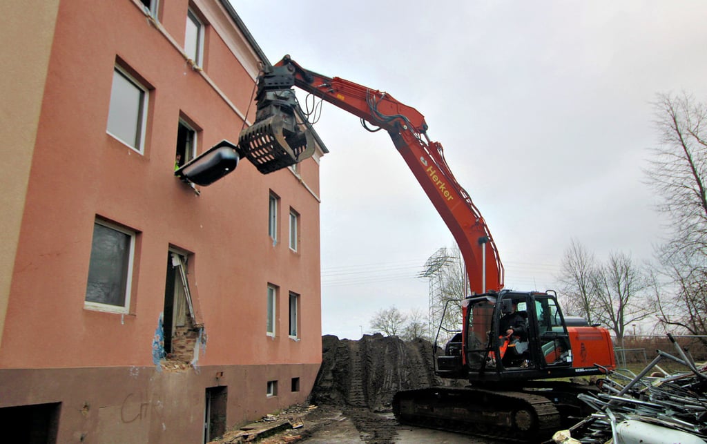Schweres Gerät kommt zum Einsatz, wenn die Mitarbeiter der Firma Herker das Haus entkernen.