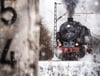 Die historische Dampflok 95027 - die Bergkönigin - auf einer Fahrt durch den winterlichen Harz.