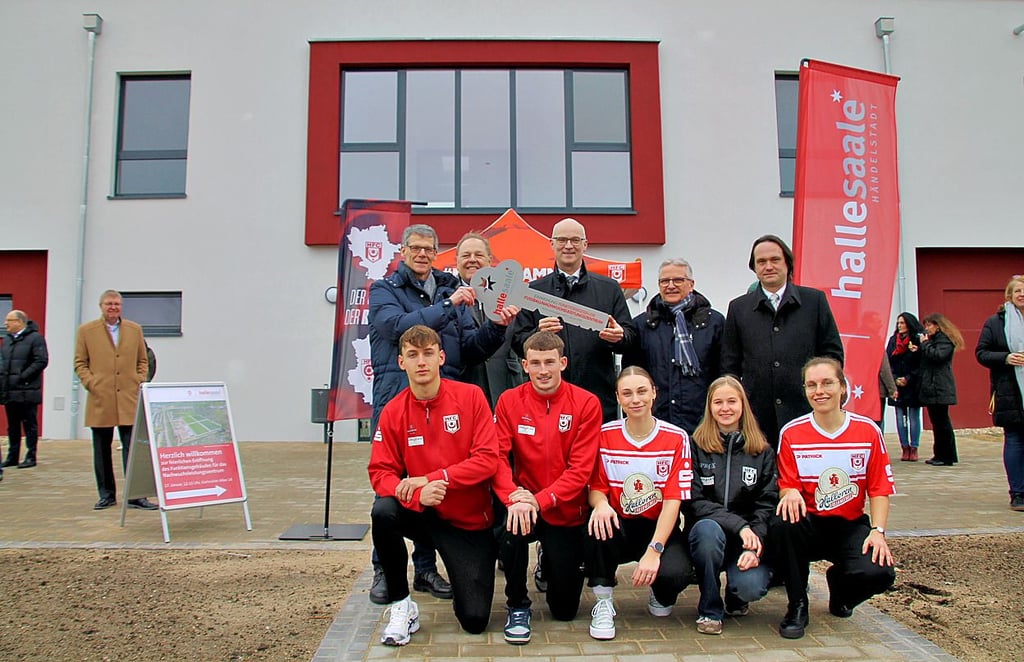 Bürgermeister Geier überreicht HFC-Präsident Fox den symbloischen Schlüssel: Am Nachwuchszentrum werden Männer und Frauen trainieren.