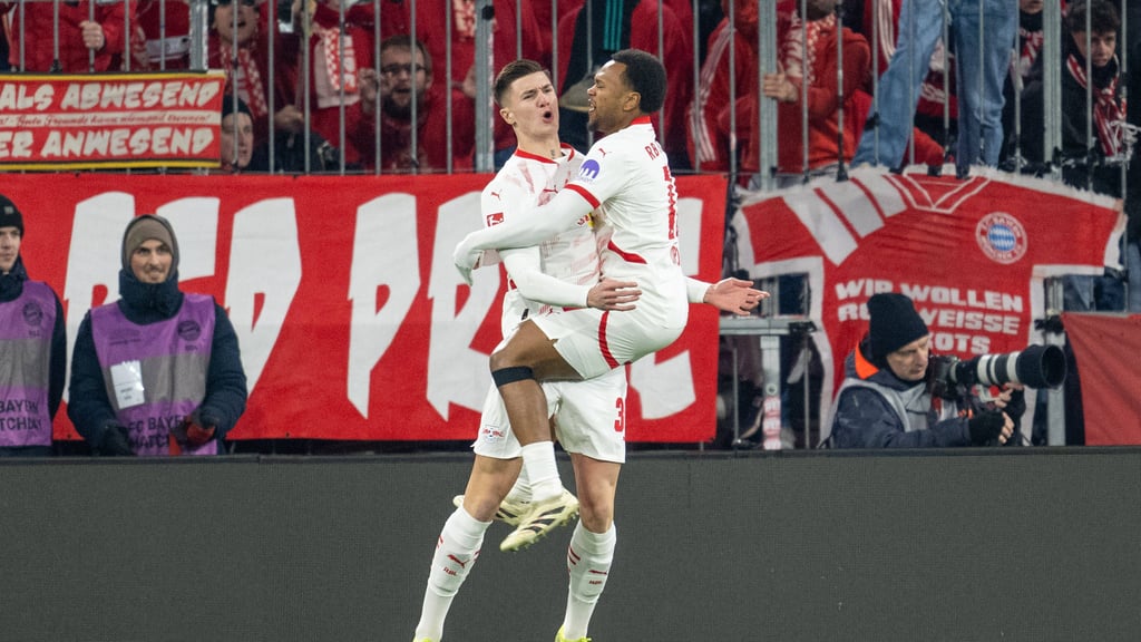 Benjamin Sesko (l.) bleibt Spieler von RB Leipzig.