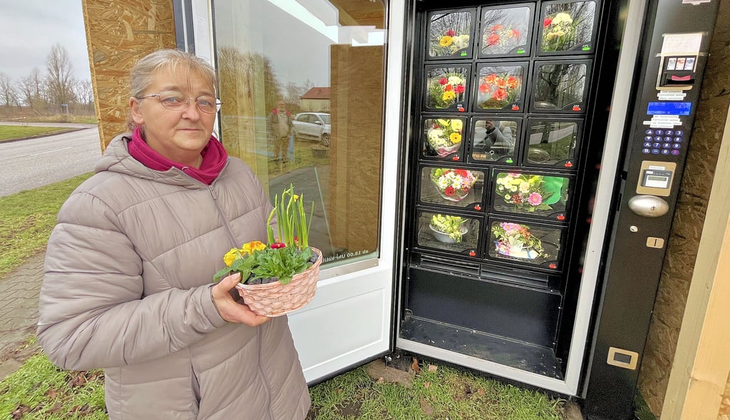 Als Floristin hat Bärbel Wiebusch die Blumen in ihrem Automaten immer im Blick. Jeden Tag füllt sie ihn mit selbst gebundenen Sträußen.
