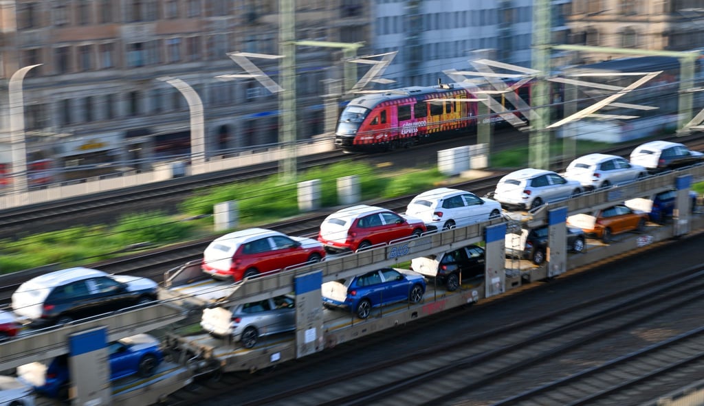 Neuwagen: Bei Verbrauchern stehen für den nächsten Autokauf Verbrenner wieder höher im Kurs. (Archivbild)