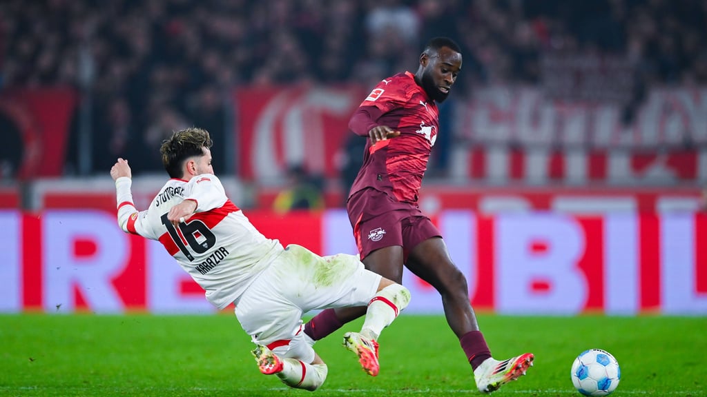 Lutsharel Geertruida (r.) nach seiner Einwechslung gegen Stuttgart.