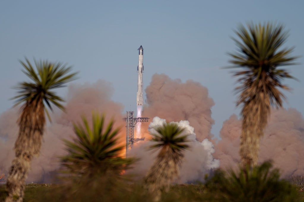 Die Rakete „Starship“ von SpaceX startet zu ihrem Testflug von der Starbase in Boca Chica.