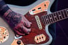 Brian Fallon von der US-Band The Gaslight Anthem spielt eine Fender-Gitarre Bauart "Jaguar".