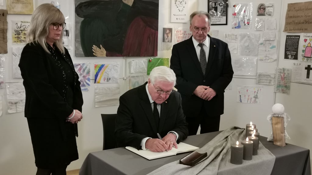 Bundespräsident Frank-Walter Steinmeier schreibt in das Kondolenzbuch der Stadt Magdeburg. Oberbürgermeisterin Simone Borris hatte es vor gut einer Woche in einem Gedenkort im Rathaus ausgelegte. Auch Ministerpräsident Reiner Haseloff bekundete in dem Buch sein Beileid.