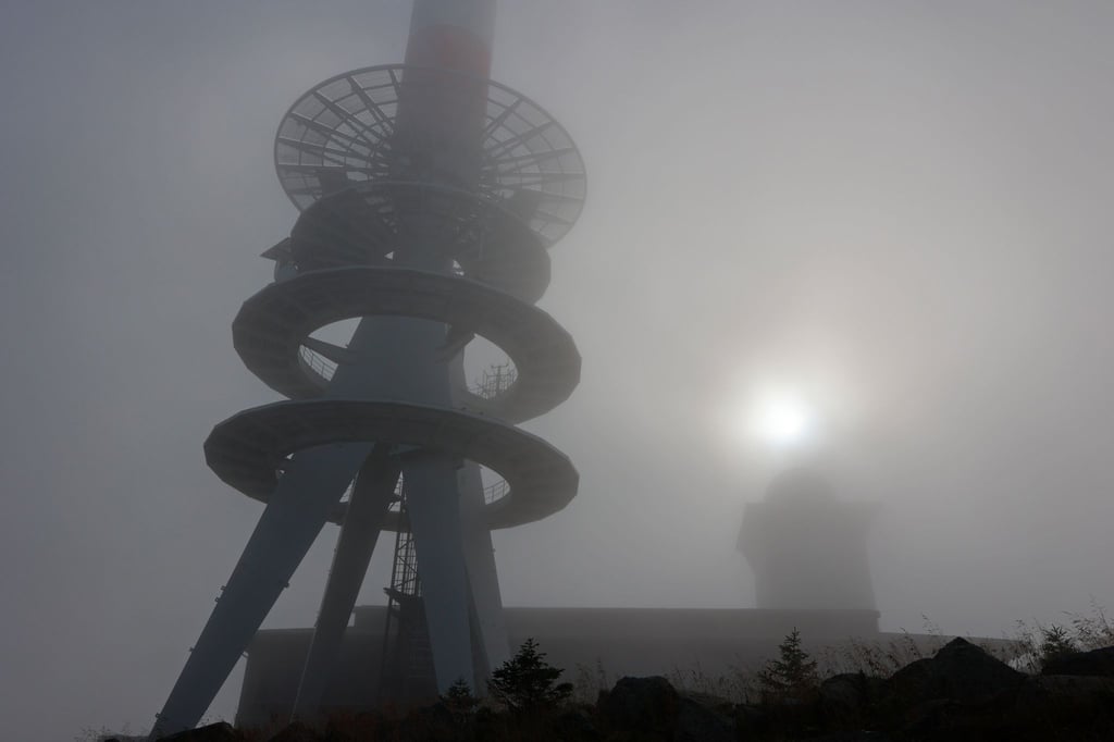 Teilweise gibt es Nebel mit Sichtweite unter 150 Metern. (Symbolbild)