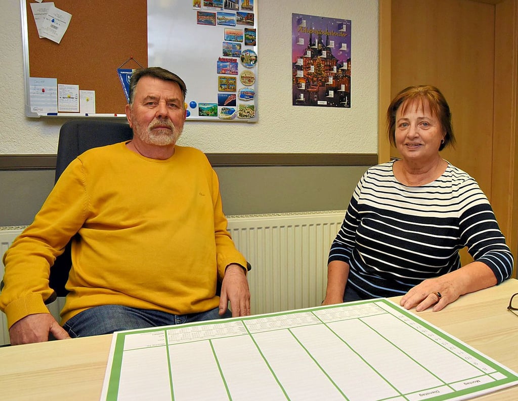 Wolfgang und Ute Conrad in ihrem ausgeräumten Axa-Kellerbüro in Barbys Colphuser Damm.