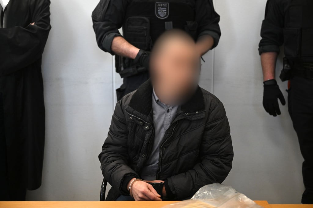 Der wegen Mordes an der neunjährigen Valeriia Angeklagte wartet am Landgericht Chemnitz auf den Beginn seines Prozesses.