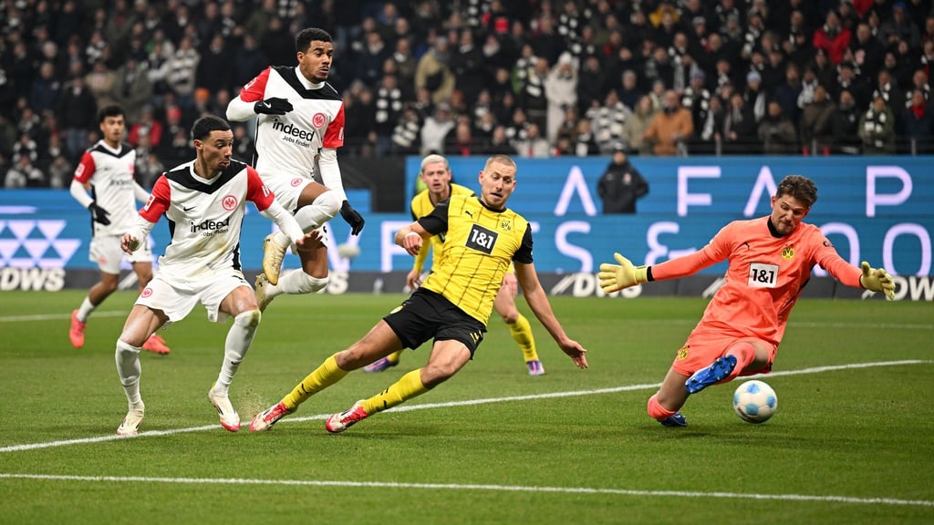 Ekitiké (l.) beim 1:0 für die Eintracht.