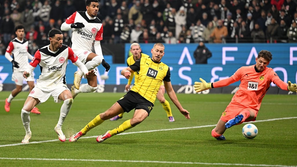 Ekitiké (l.) beim 1:0 für die Eintracht.