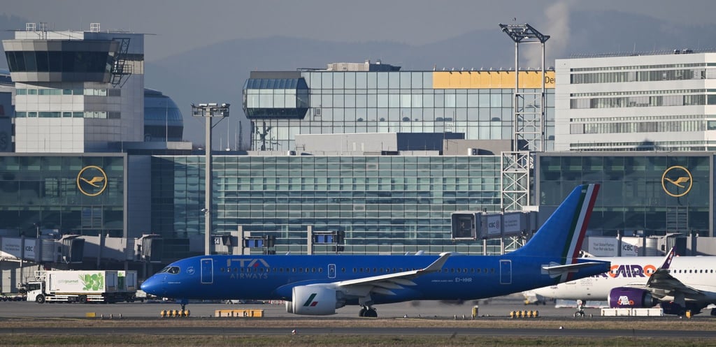Im Schoß der Mutter: Ita-Airbus zu Gast am Lufthansa-Drehkreuz Frankfurt.