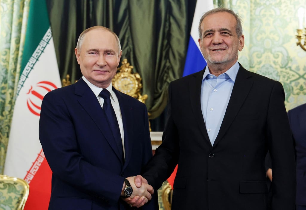 Der russische Präsident Wladimir Putin (l.) und der iranische Präsident Massud Peseschkian besiegeln eine strategische Partnerschaft.