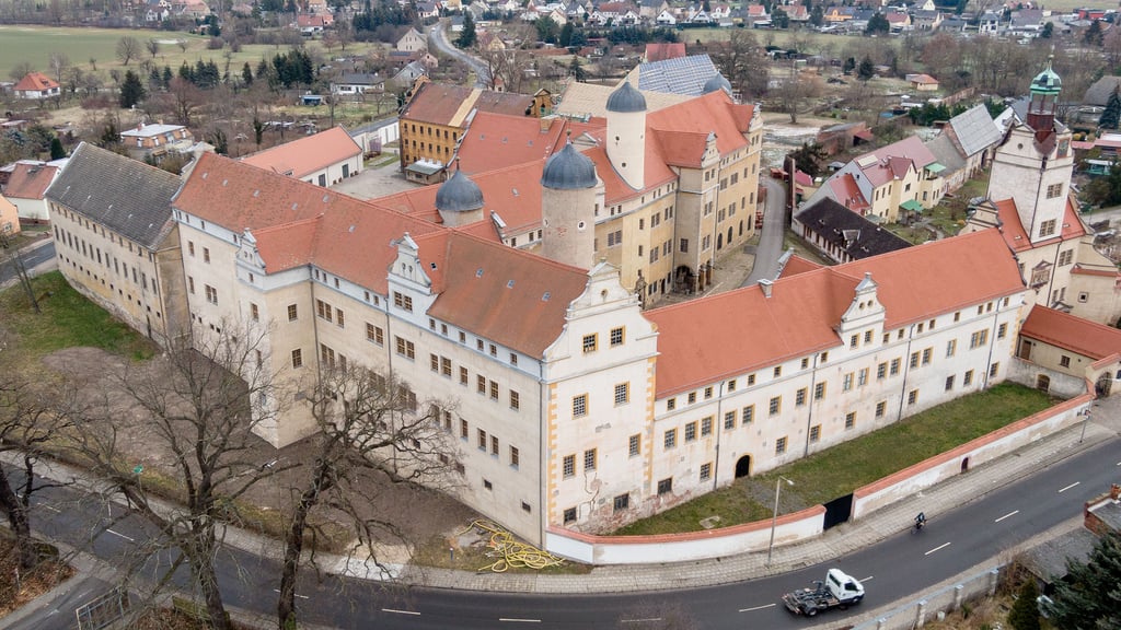 Weder originalgetreu noch schön, aber pragmatisch: Der Flügel B (vorn li.) der Lichtenburg in Prettin ist gesichert. Dazu gehört auch der graue Putz.