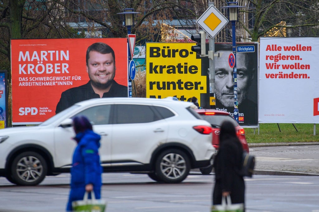 Am 23. Februar wird ein neuer Bundestag gewählt - auch im Straßenbild ist das erkennbar. (Archivbild)